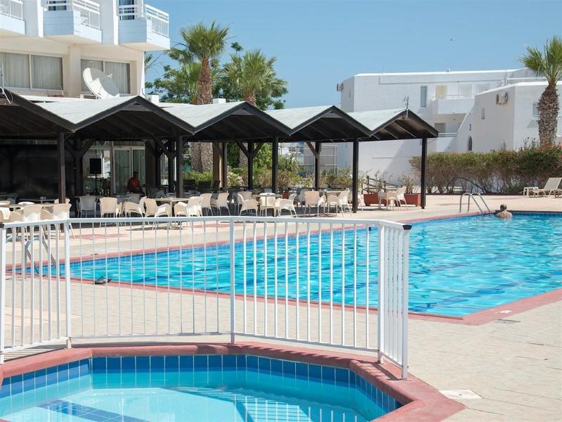 Polycarpia Hotel Pernera Buitenkant foto