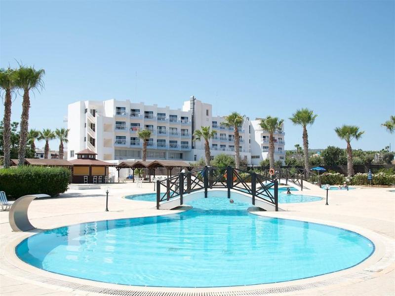 Polycarpia Hotel Pernera Buitenkant foto