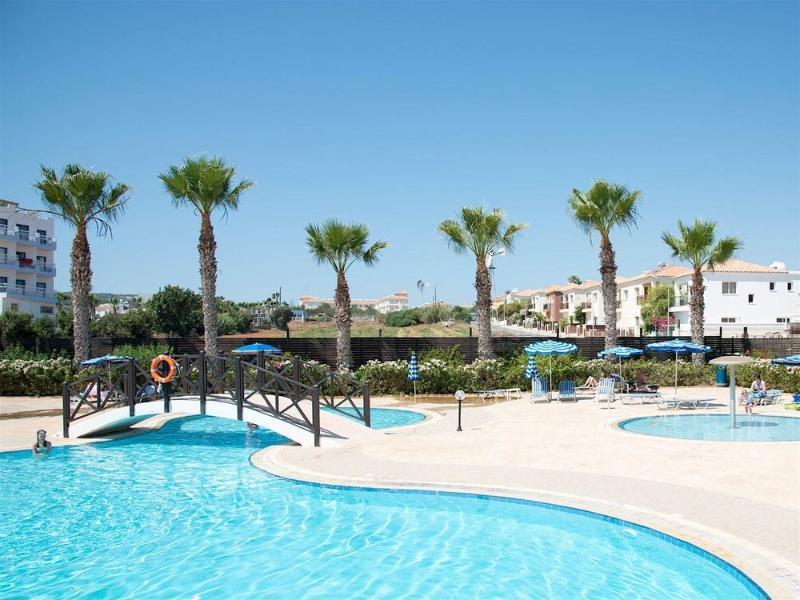Polycarpia Hotel Pernera Buitenkant foto